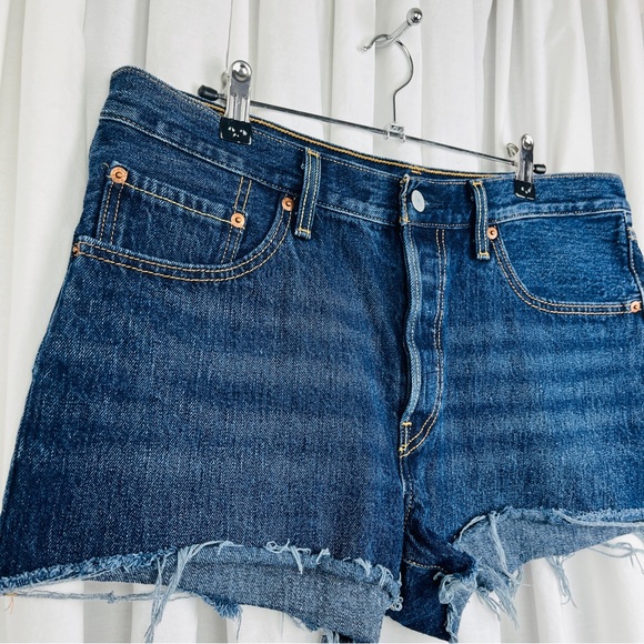 Levi Strauss Co Dark Wash Cut-Off Short Shorts Size 31 - Picture 2 of 5